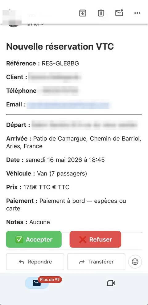 Email de réservation reçu : trajet vers Arles en van sept passagers